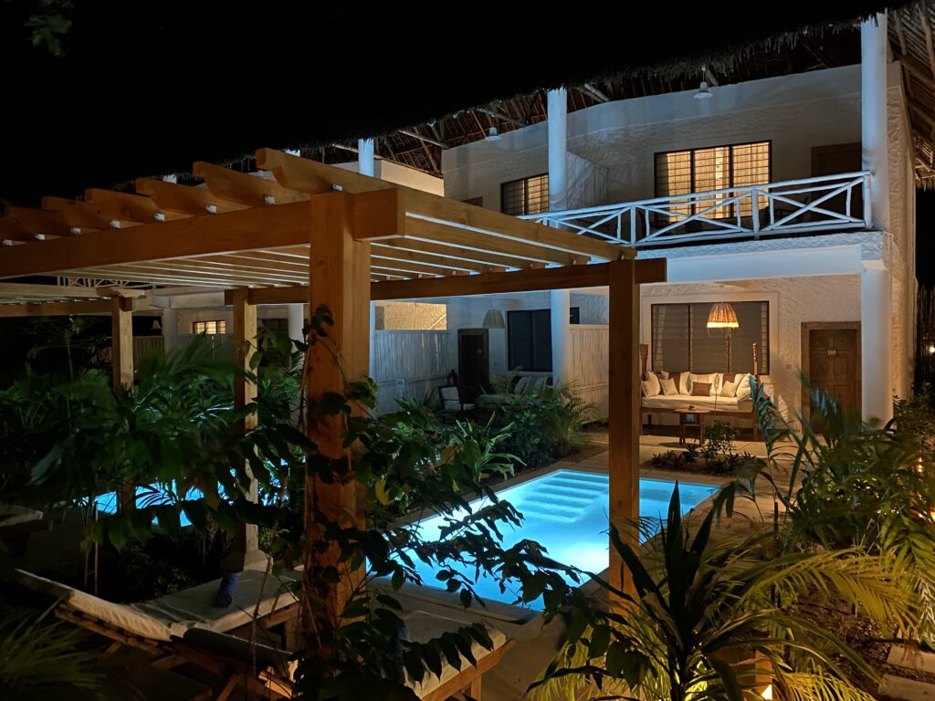 Deluxe-SwimUp-Outside-Pool-Veranda(2)
