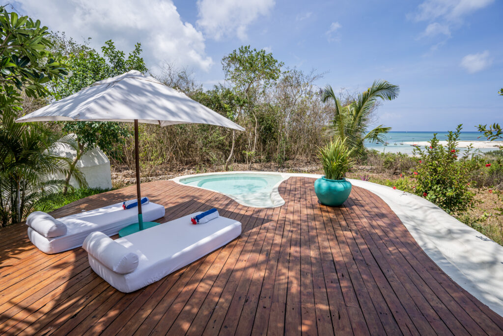 Elewana Kilindi Zanzibar - swimming pool lazy bed with a view