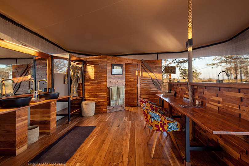 Guest-Tent-interior-desk-behind-the-bed