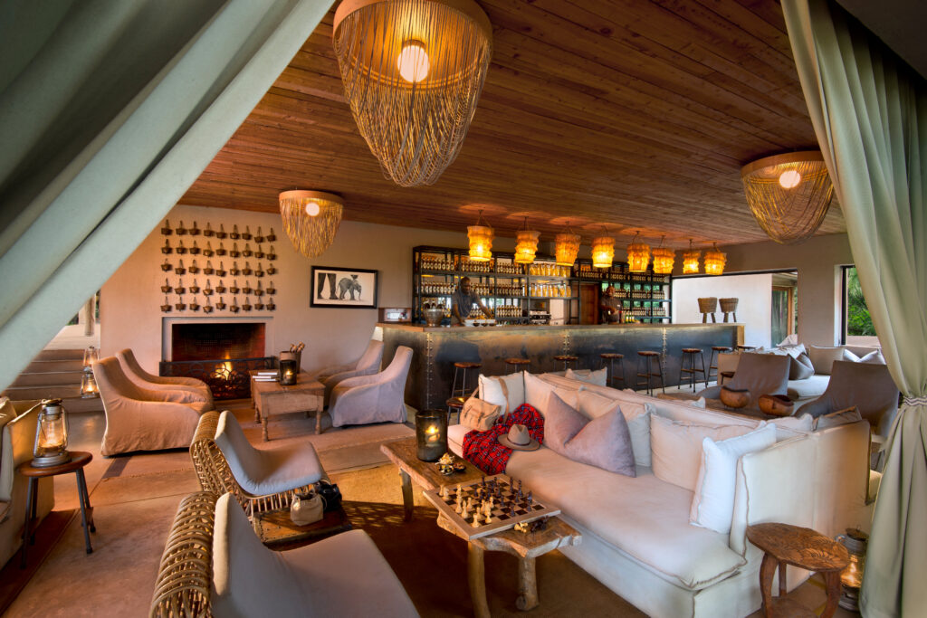 Kenya-Kichwa-Guest-Area-Bar-with-barman
