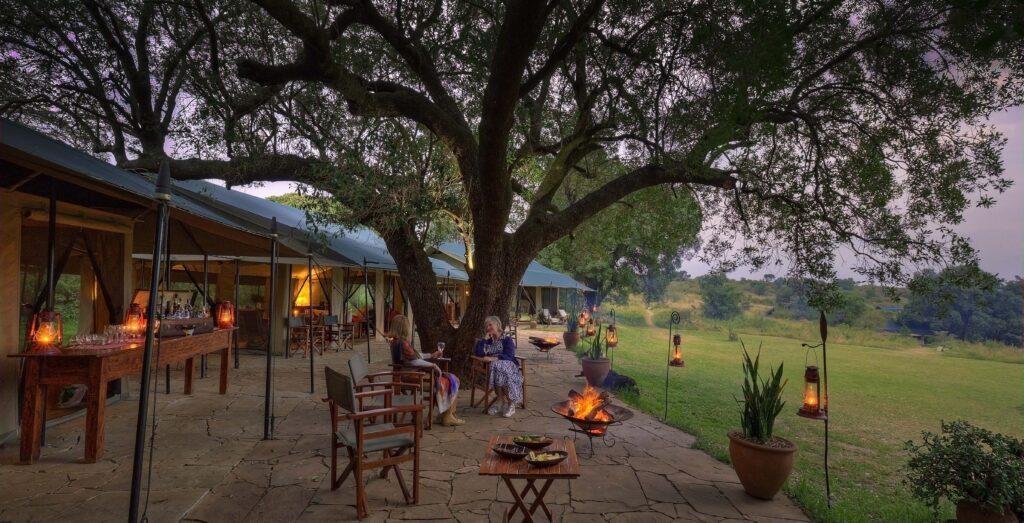 Kicheche Mara - lounge exterior with guests (2)