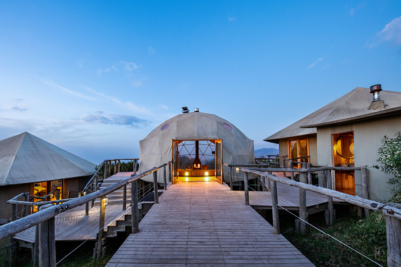 The-Highlands-Walkway-to-main-area-after-sunset