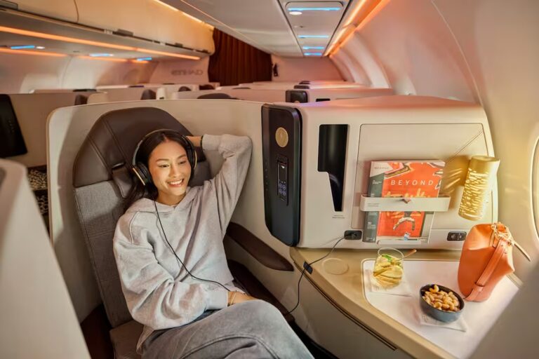 a321lr-business-cabin-lady