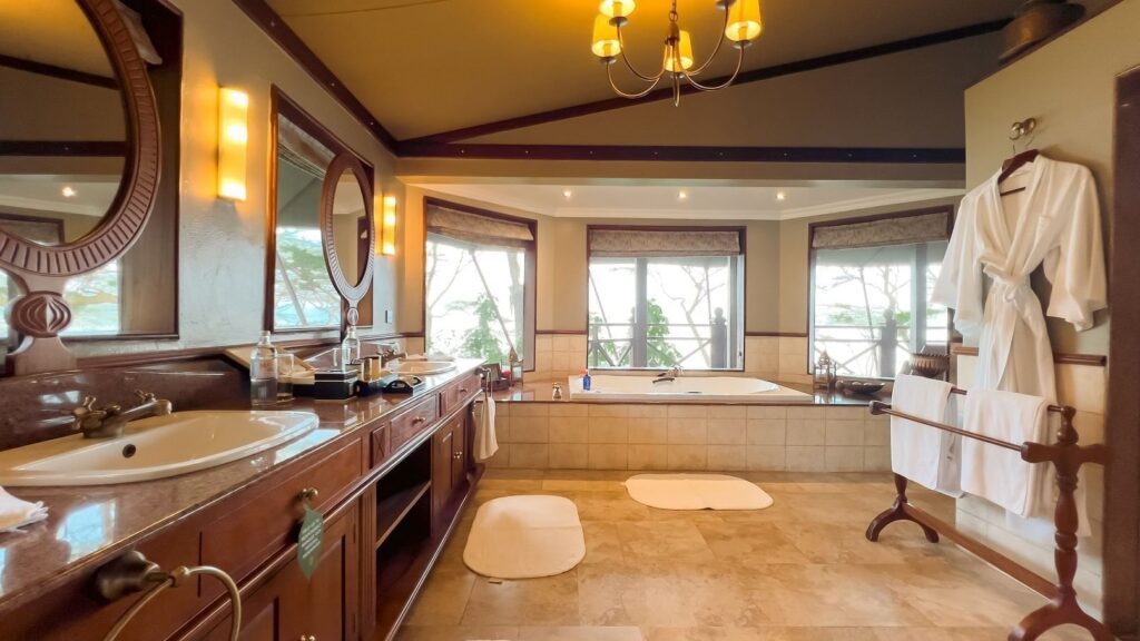flamingo-suite-lake-elmenteita-bathroom