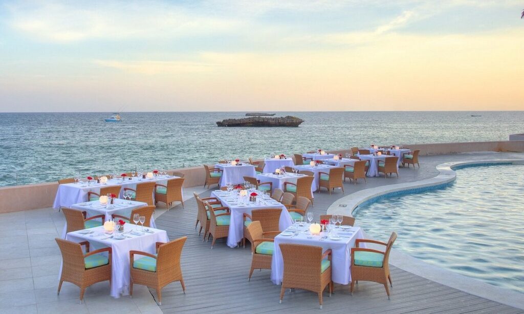 hemingways-outdoor-dining_1_orig