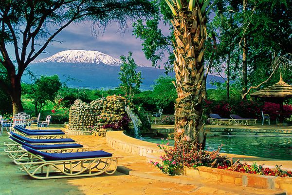pool-with-kilimanjaro-in-view725B4582-1A5D-D5F9-230D-6F5234A14E6A